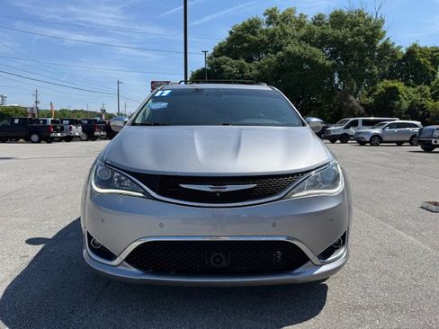 Used 2017 Chrysler Pacifica Limited FWD image 2