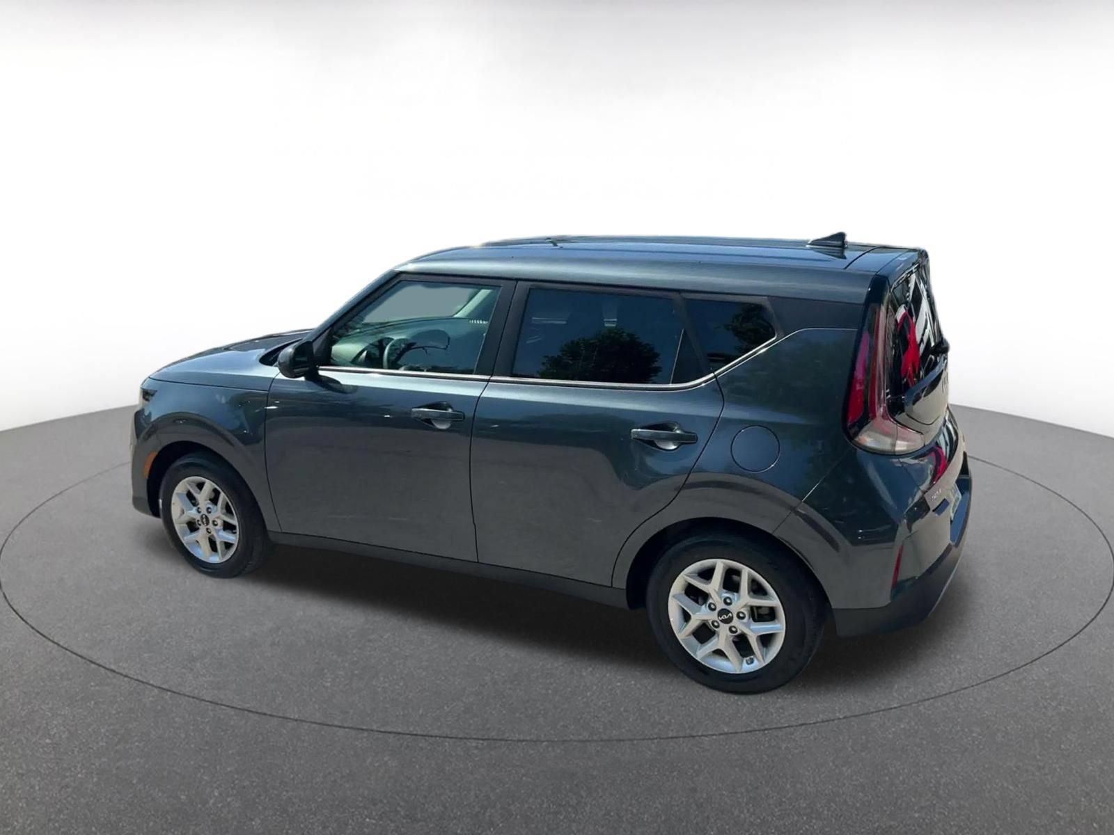 Used 2025 Kia Soul LX w/ LX Technology Package FWD image 9