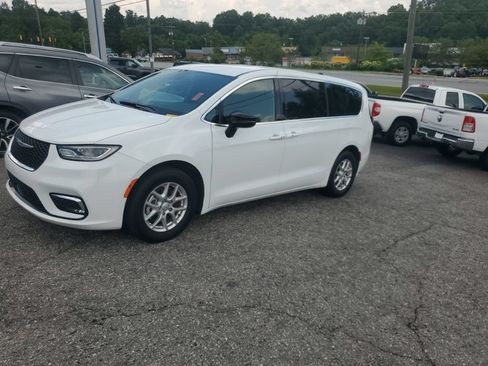 Used 2025 Chrysler Pacifica Select FWD image 1