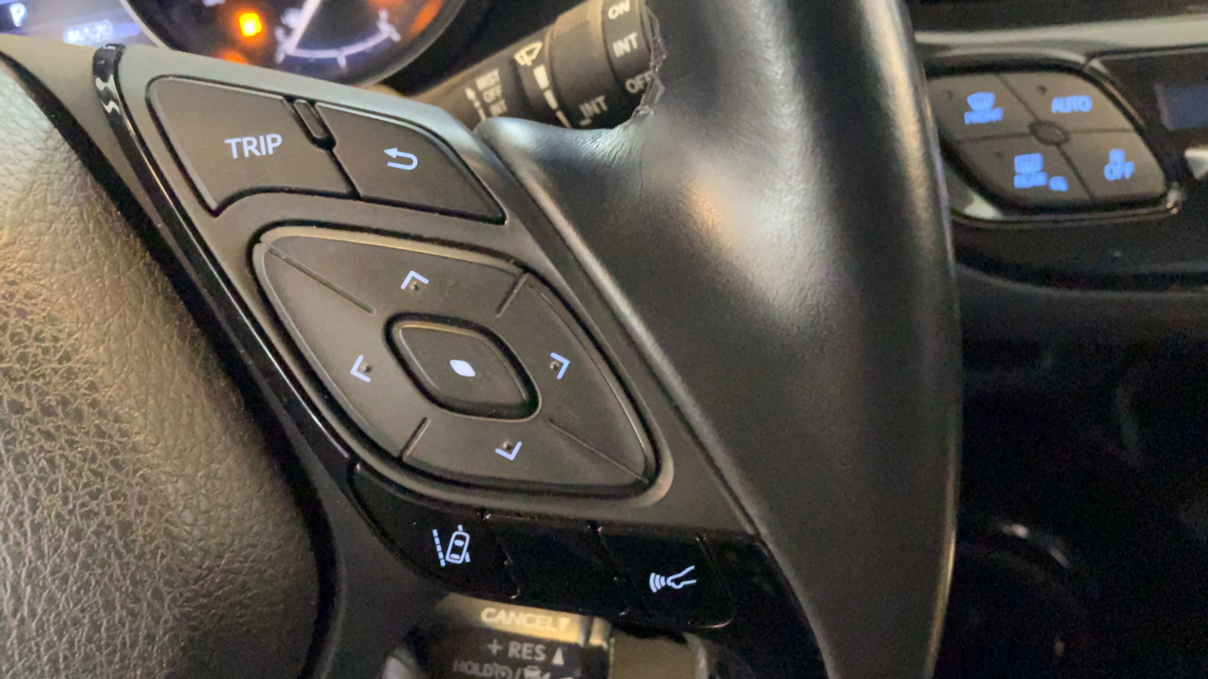 Used 2019 Toyota C-HR XLE FWD image 17