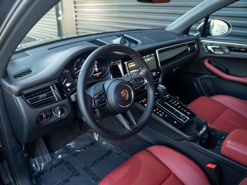 Used 2026 Porsche Macan AWD/4WD image 4