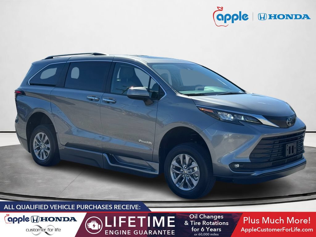 Used 2026 Toyota Sienna XLE FWD image 1