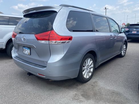 Used 2014 Toyota Sienna XLE w/ Entertainment Package AWD/4WD image 2