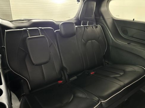 Used 2025 Chrysler Pacifica Limited FWD image 30