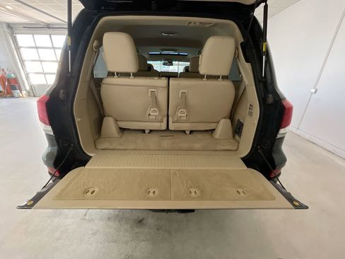 Used 2015 Lexus LX 570 image 25