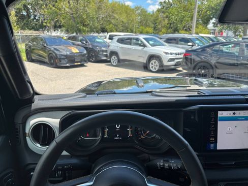 Used 2025 Jeep Wrangler Unlimited Sahara AWD/4WD image 29