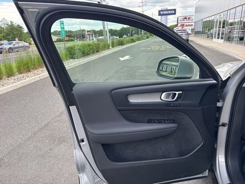 Used 2025 Volvo XC40 B5 Plus AWD/4WD image 18
