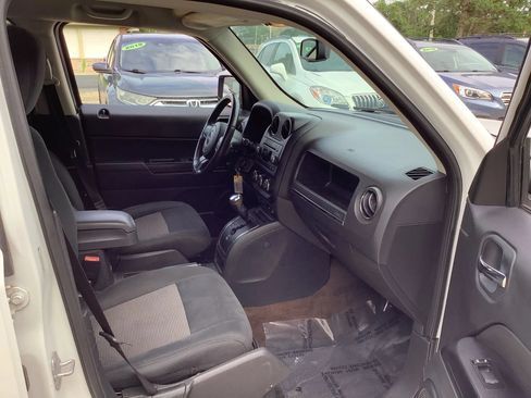 Used 2014 Jeep Patriot Latitude FWD image 13