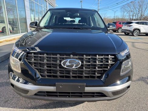Certified 2025 Hyundai Venue SE image 2