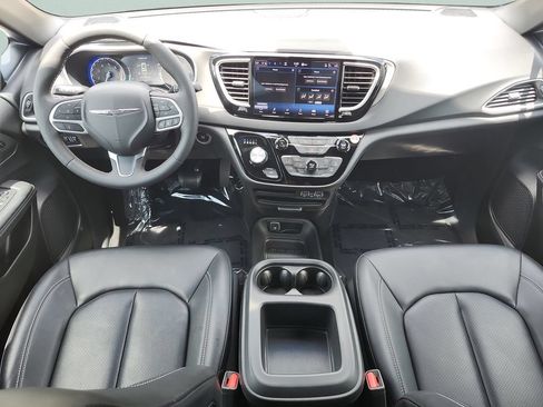 Used 2025 Chrysler Pacifica Select FWD image 18