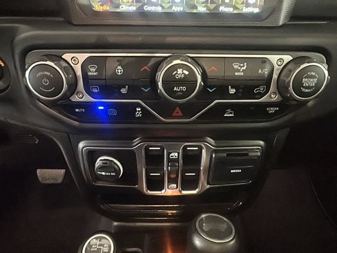 Used 2023 Jeep Wrangler Unlimited Sahara w/ Cold Weather Group AWD/4WD image 26