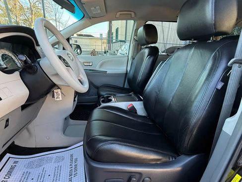 Used 2011 Toyota Sienna SE w/ Preferred Pkg image 14