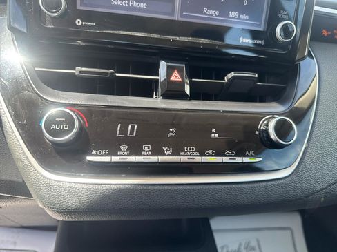 Used 2022 Toyota Corolla LE FWD image 17