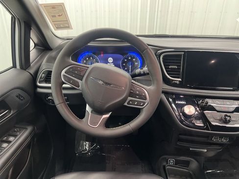 Used 2025 Chrysler Pacifica Select image 13