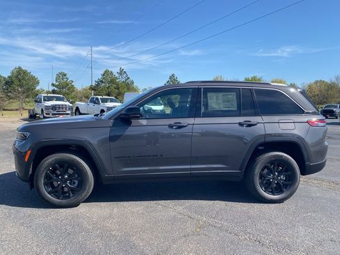 New 2026 Jeep Grand Cherokee Altitude image 4