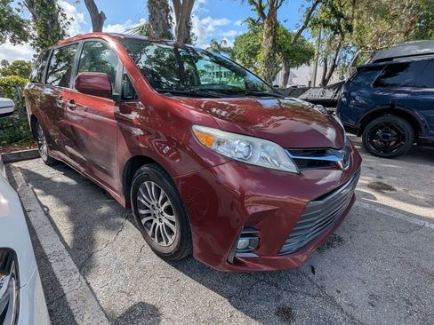 Used 2020 Toyota Sienna XLE w/ XLE Navigation Package image 22