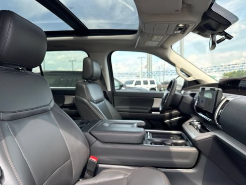 Used 2025 Ford Expedition Active AWD/4WD image 7