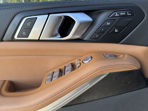 Certified 2025 BMW X7 xDrive40i w/ M Sport Package image 17