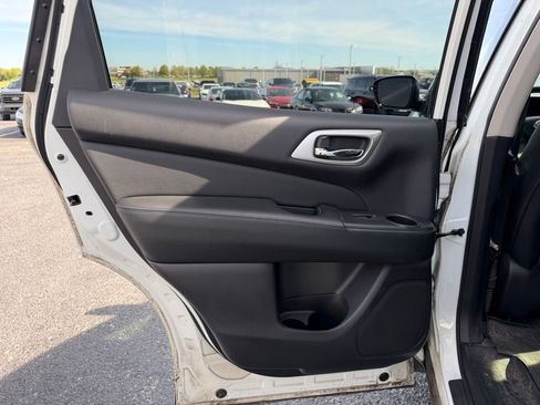 Used 2017 Nissan Pathfinder SL w/ Trailer Tow Package image 17