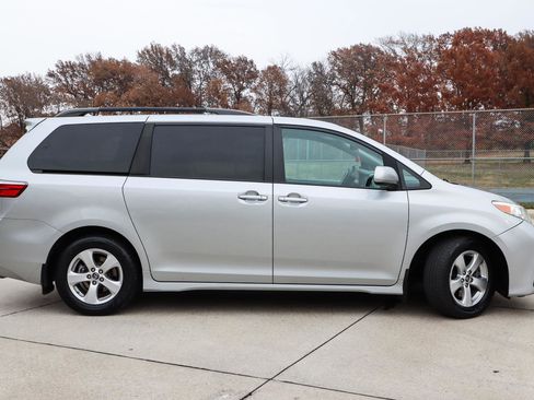 Used 2019 Toyota Sienna LE image 5