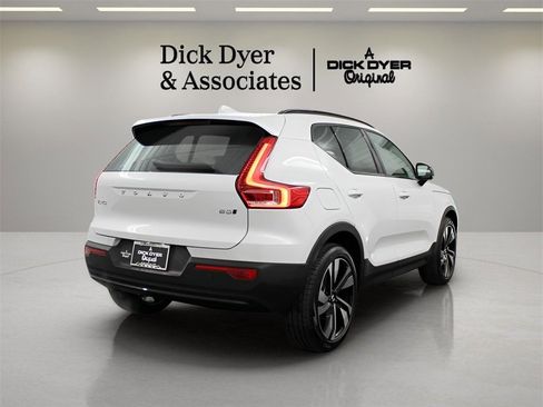 New 2025 Volvo XC40 B5 Plus image 3