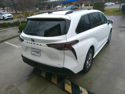 Used 2025 Toyota Sienna LE image 13