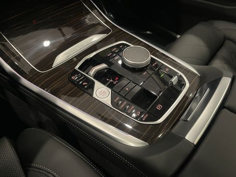 Used 2025 BMW X7 xDrive40i w/ Premium Package image 18