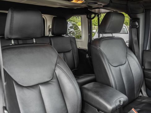 Used 2017 Jeep Wrangler Unlimited Sahara w/ Connectivity Group AWD/4WD image 34