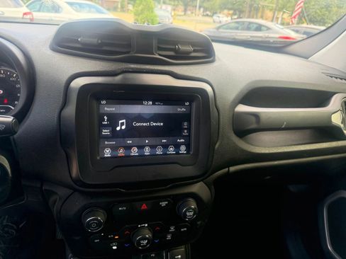 Used 2018 Jeep Renegade Latitude FWD image 13