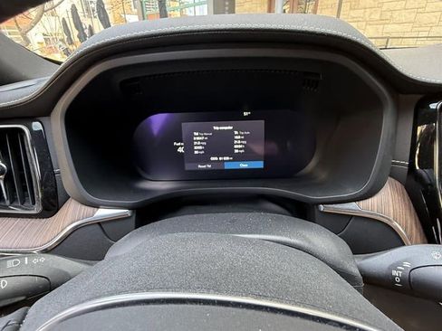 Used 2022 Volvo XC60 B6 Inscription w/ Protection Package Premier image 5