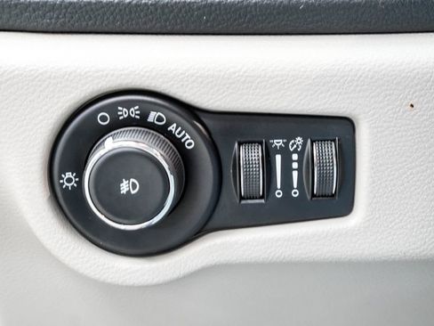 Used 2023 Chrysler Pacifica Limited image 41