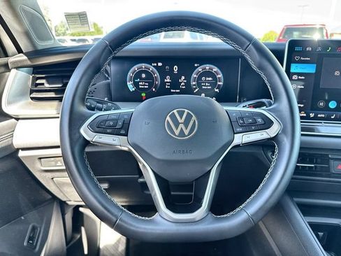 Used 2026 Volkswagen Tiguan SE AWD/4WD image 14