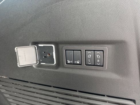 Used 2025 GMC Yukon XL AT4 w/ AT4 Premium Plus Package image 41