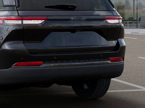 New 2025 Jeep Grand Cherokee Altitude image 13