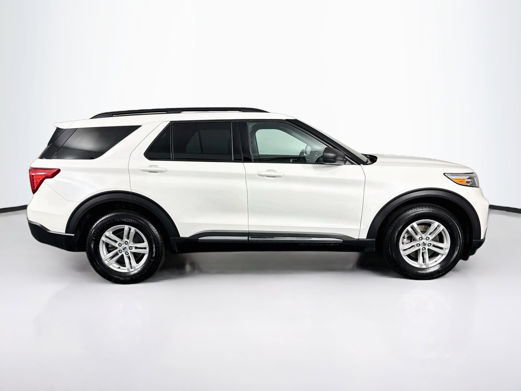 Used 2023 Ford Explorer XLT AWD/4WD image 16