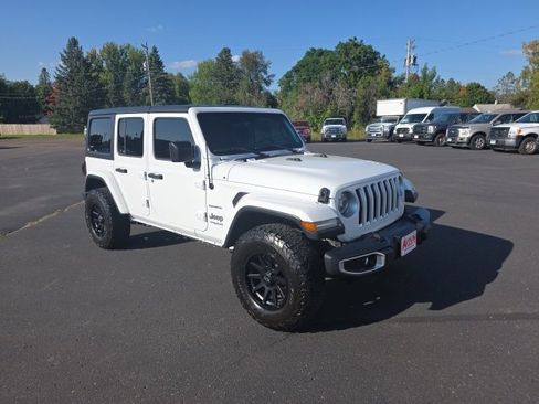 Used 2018 Jeep Wrangler Unlimited Sahara image 3