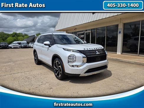 Used 2023 Mitsubishi Outlander SE image 1