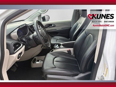 Used 2024 Chrysler Pacifica Touring-L FWD image 21
