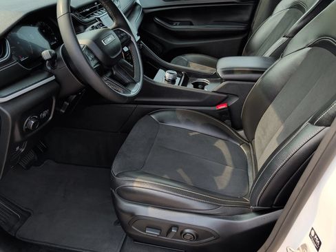 Used 2024 Jeep Grand Cherokee Altitude AWD/4WD image 20
