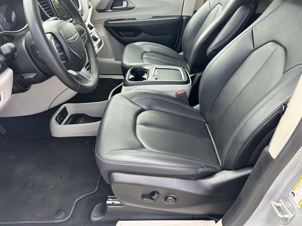 Used 2024 Chrysler Pacifica Touring-L FWD image 19