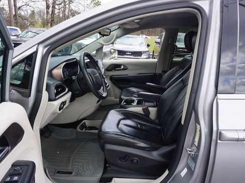 Used 2017 Chrysler Pacifica Touring-L w/ Tire & Wheel Group image 2