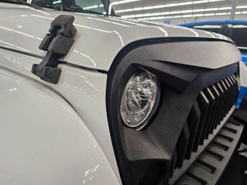 Used 2018 Jeep Wrangler Unlimited Sahara w/ Connectivity Group AWD/4WD image 25