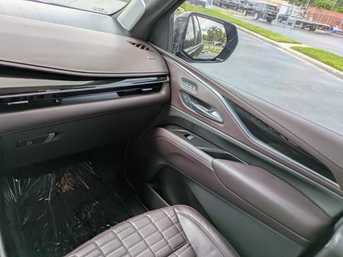 Used 2022 Cadillac Escalade Premium Luxury Platinum AWD/4WD image 17
