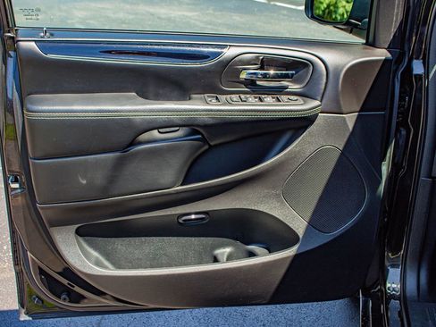 Used 2019 Dodge Grand Caravan SE FWD image 13