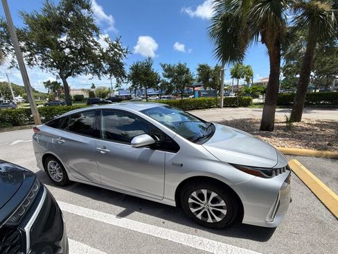 Used 2020 Toyota Prius Prime XLE FWD image 3