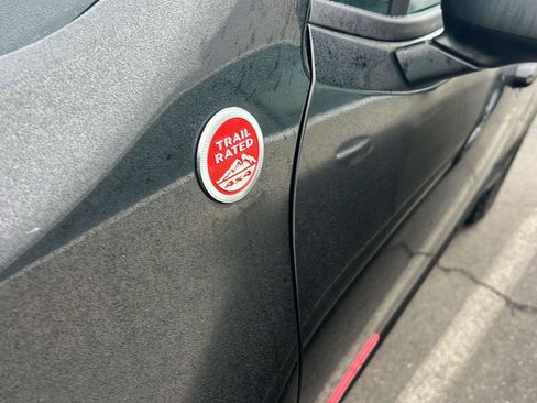 Used 2017 Jeep Renegade Trailhawk w/ Premium Trailhawk Package image 4