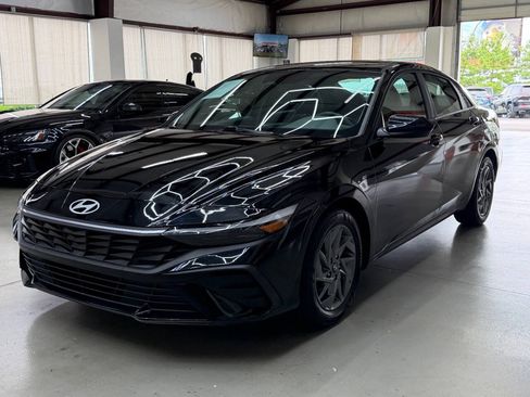 Used 2024 Hyundai Elantra SEL FWD image 5