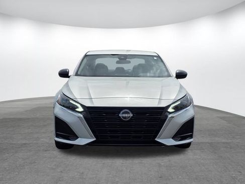 Used 2024 Nissan Altima 2.5 SV FWD image 2