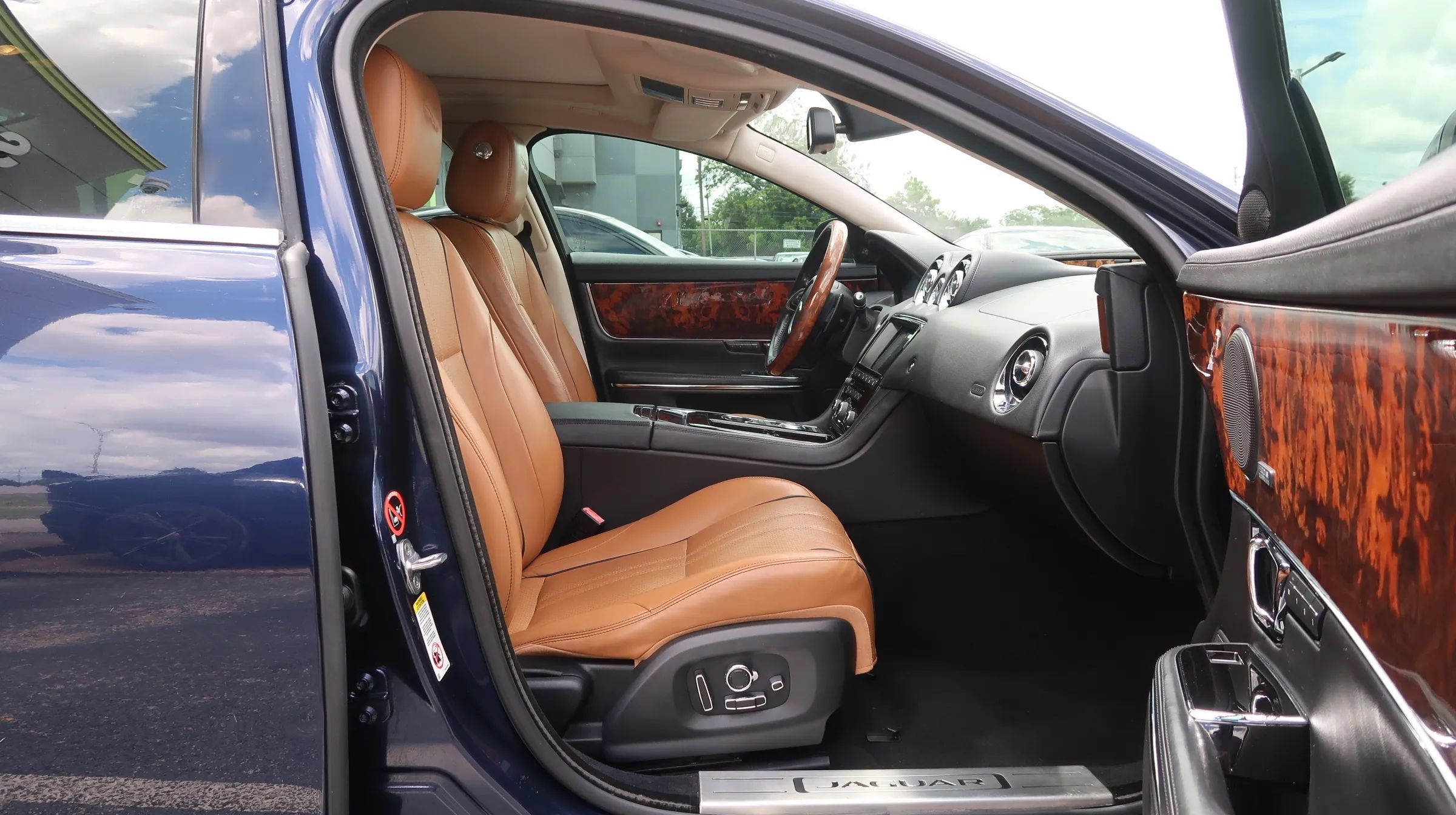 Used 2016 Jaguar XJ R-Sport RWD image 24
