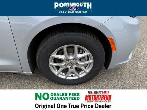 Used 2024 Chrysler Pacifica Touring-L FWD image 37